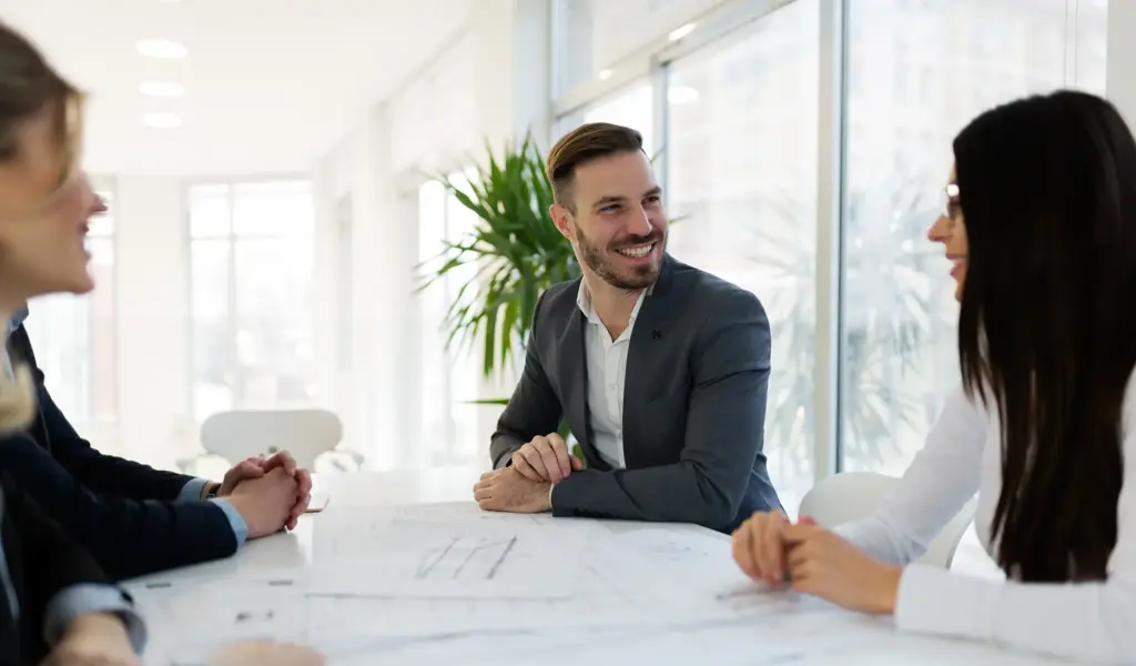 Drei Architekten beim Arbeiten