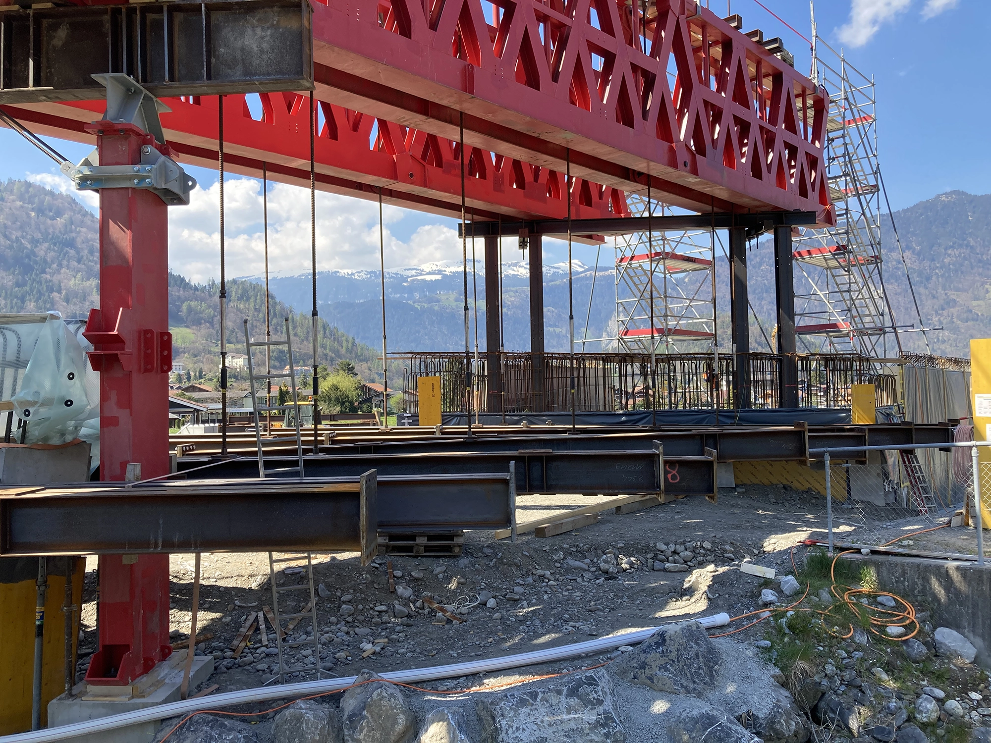 Wilderswil: Lehrgerüst Brücke Baustelle
