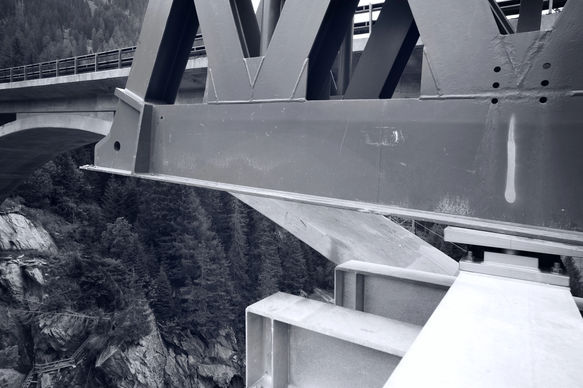 Hilfsbrücke – Sanierung Crestawaldbrücke schwarzweiß Detail