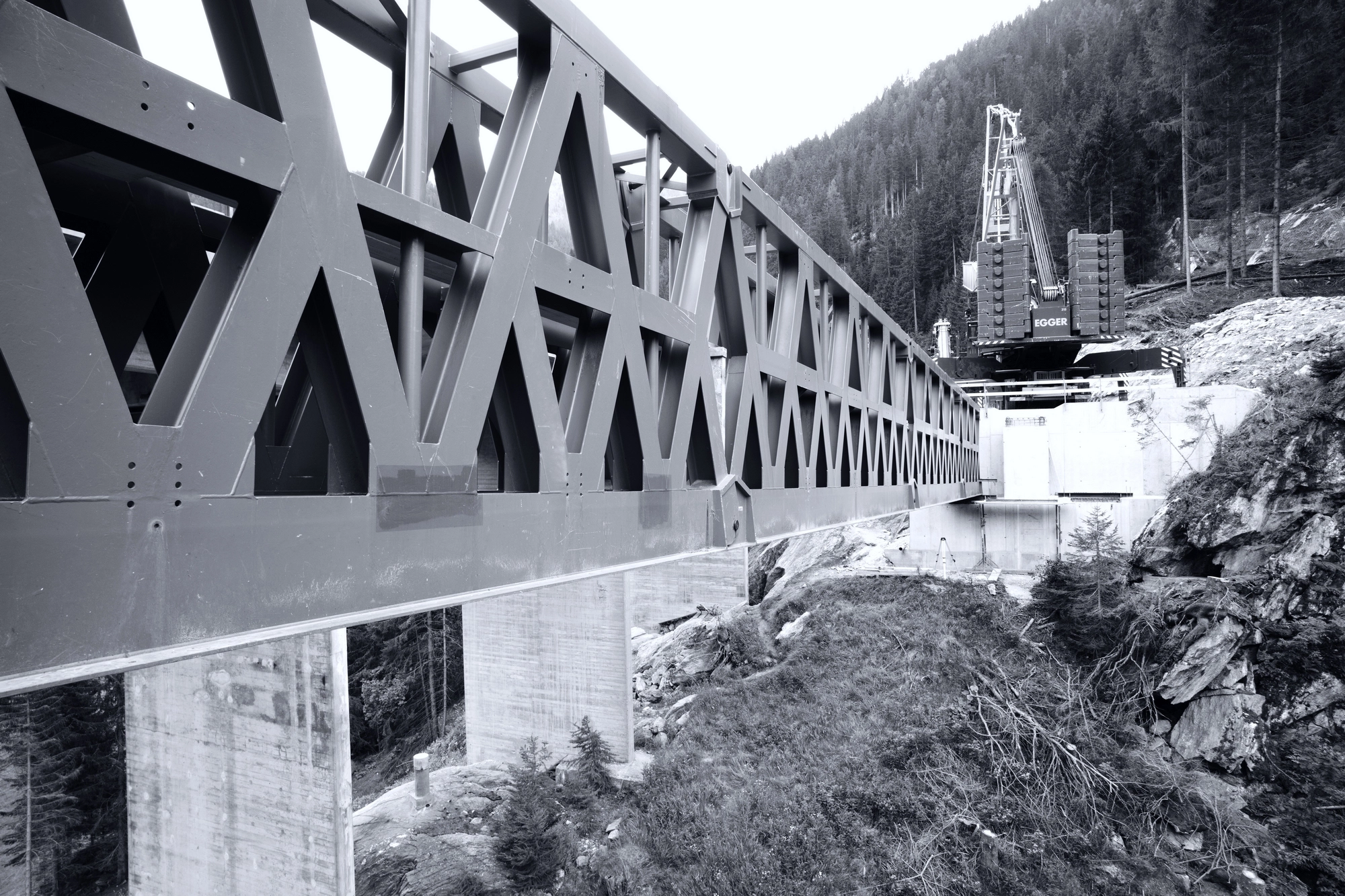 Hilfsbrücke – Sanierung Crestawaldbrücke schwarzweiß