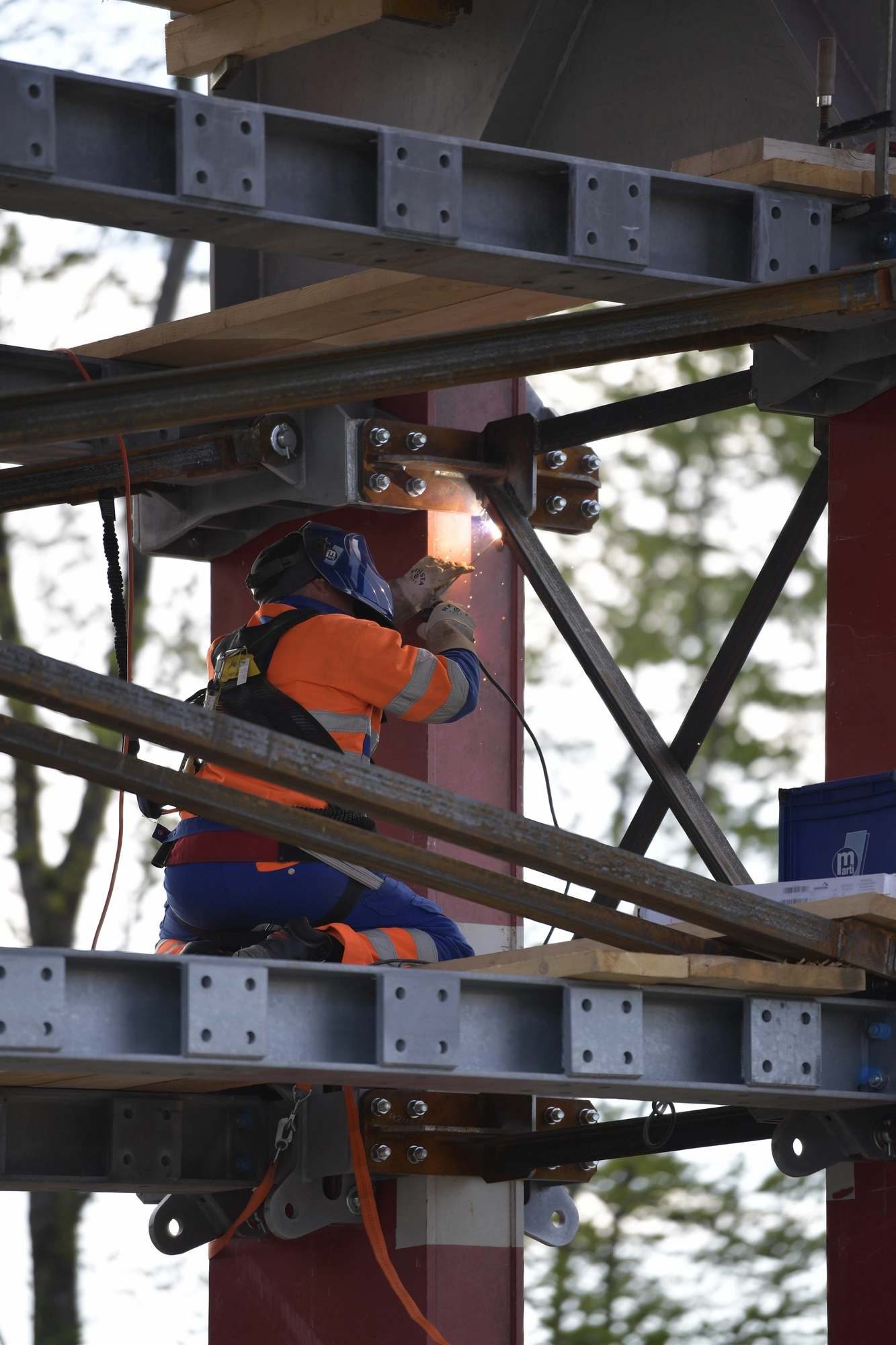 Lehrgerüstbau – Neubau Emmenbrücke Metallschweißer am schweißen