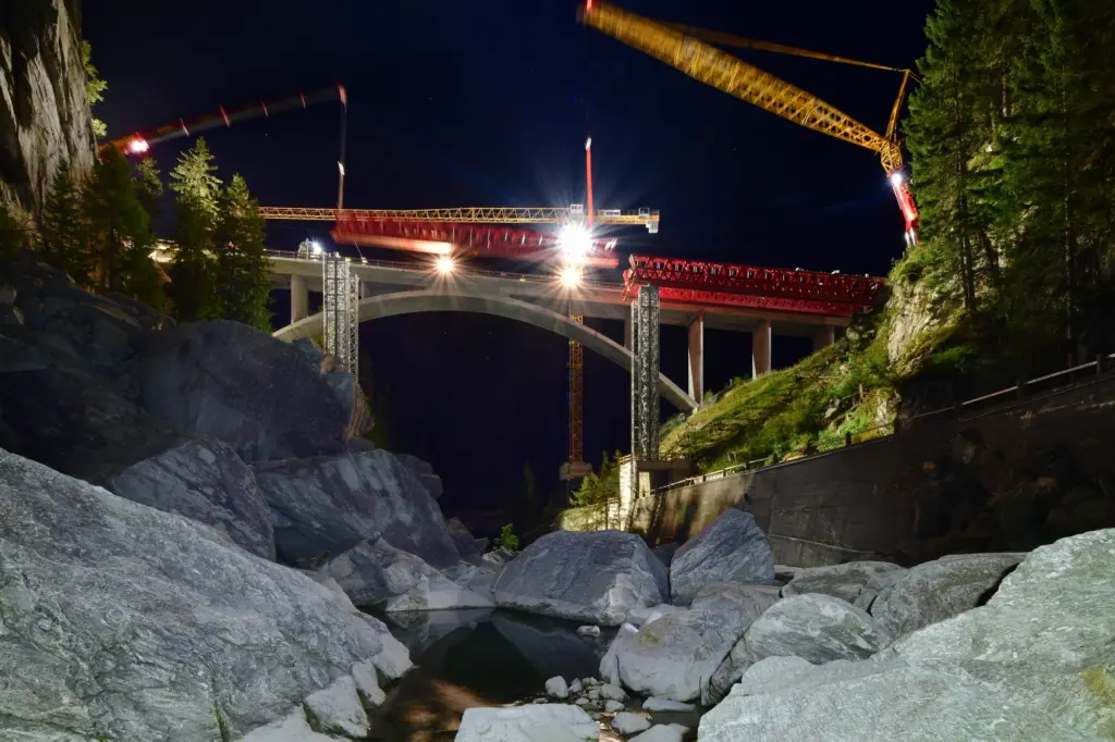 Hilfsbrücke – Sanierung Crestawaldbrücke bei Nacht