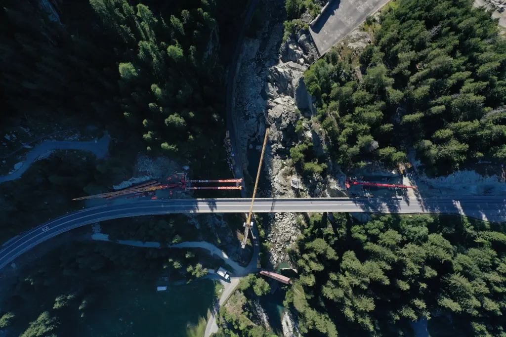 Hilfsbrücke – Sanierung Crestawaldbrücke aus der Luftperspektive