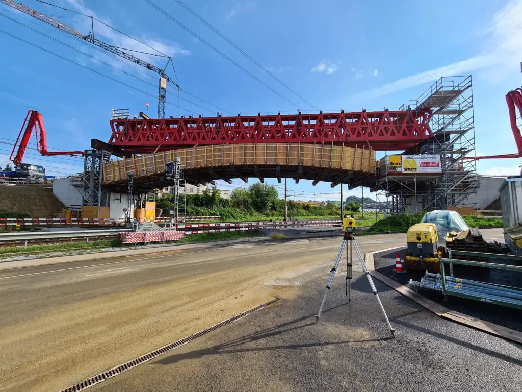 Lehrgerüstbau – Neubau Brücke Buechenwaldstrasse bei Nacht