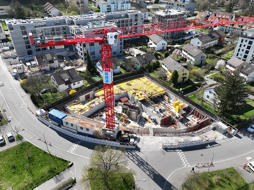 Mehrfamilienhaus Altwiesenstrasse Kran auf einer Baustelle