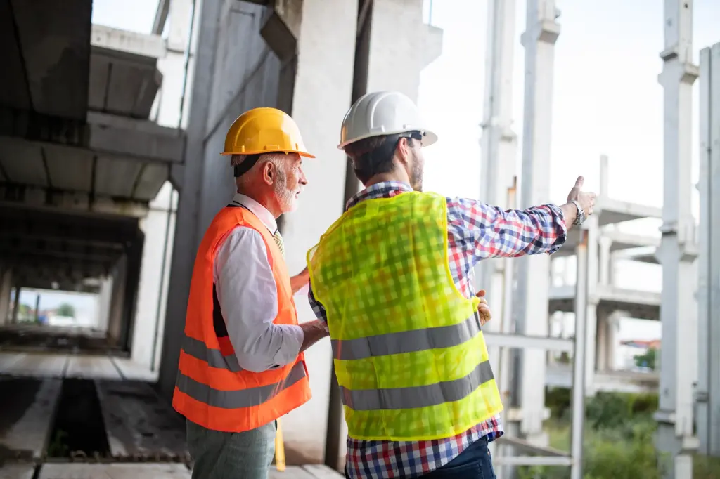 Bauleiter bei der Bauplanung auf der Baustelle
